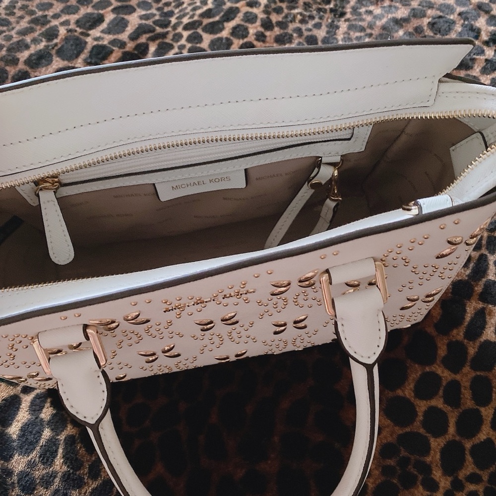 Handbags - Picture 2 of 4
